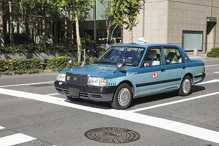 行驶在名古屋街头的出租车图片
