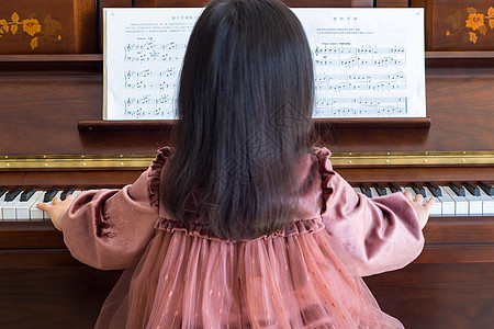 学琴弹钢琴的女孩背景