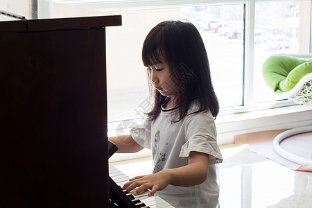 学琴女孩弹钢琴背景