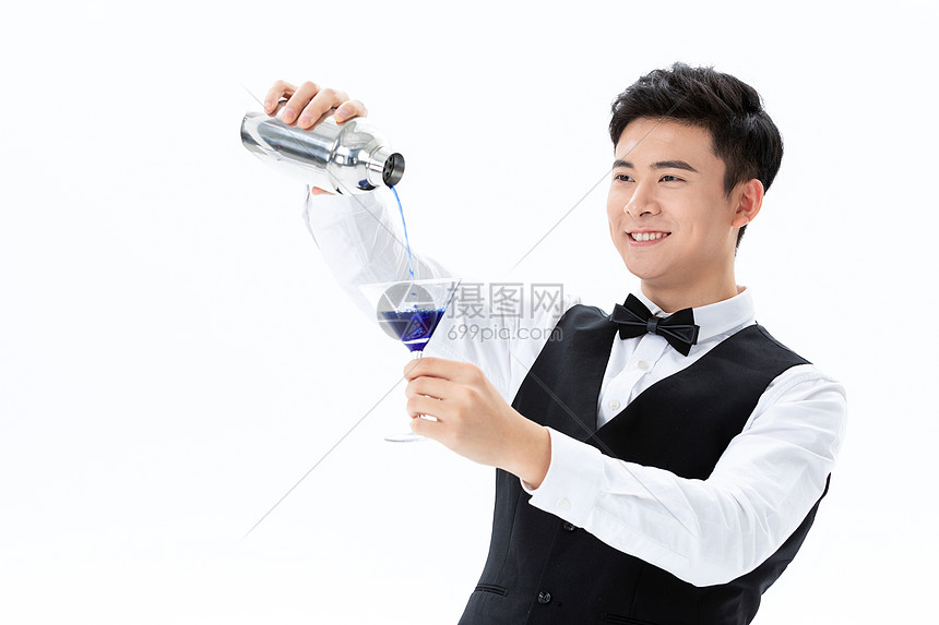 调酒师倒酒形象图片