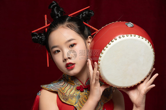 中国风潮流儿童拿着扁鼓图片