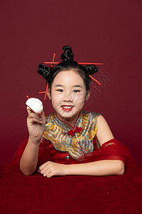 中国风潮流儿童拿着筷子吃包子图片