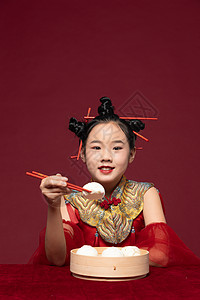 中国风潮流儿童拿着筷子吃包子图片