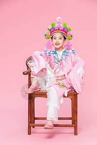 坐在椅子上的中国风潮流儿童京剧扮相图片
