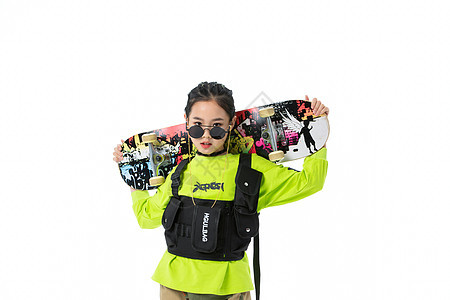 嘻哈时尚潮流女孩扛着滑板背景图片