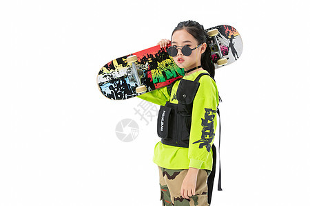 嘻哈时尚潮流女孩扛着滑板背景图片