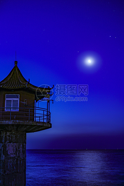 蓝色大海天空月亮与角楼图片