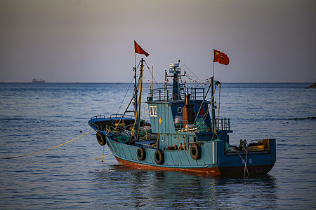 海上停泊的木质渔船高清图片