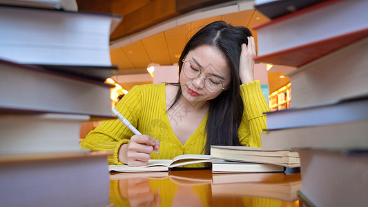 备战考试的女学生图片