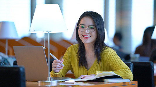 正在上网学习的女生高清图片