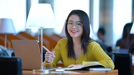 正在上网学习的女生图片