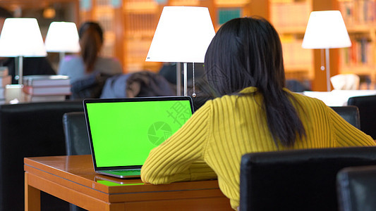 图书馆使用绿幕学习的学生图片