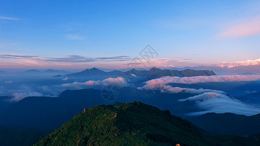 彩色云彩牛背山风景图背景