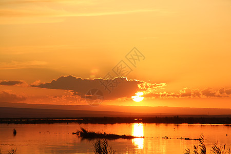 新疆海上魔鬼城落日余晖夕阳西下橙色天空背景