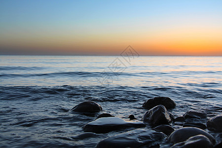 青海湖春夏季节湖边清晨日出宁静礁石图片
