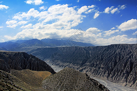 航拍白云新疆独山子大峡谷壮丽风光蓝天白云背景