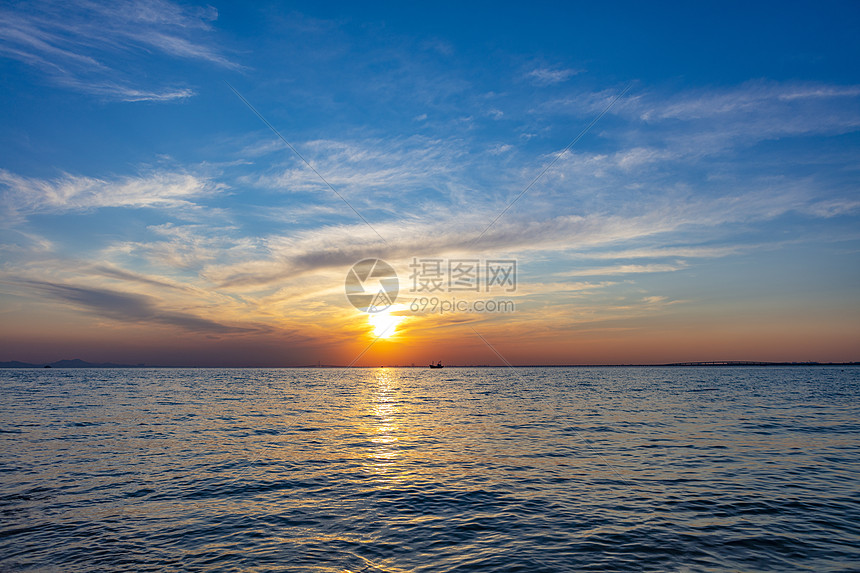 海上日落晚霞漫天图片