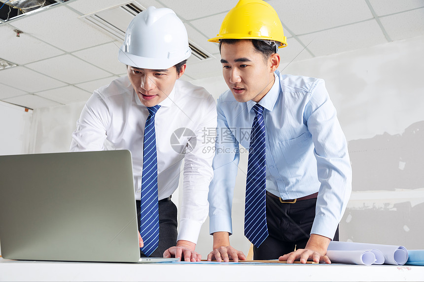 装修工程师设计施工图纸看笔记本电脑高清图片下载 正版图片 摄图网