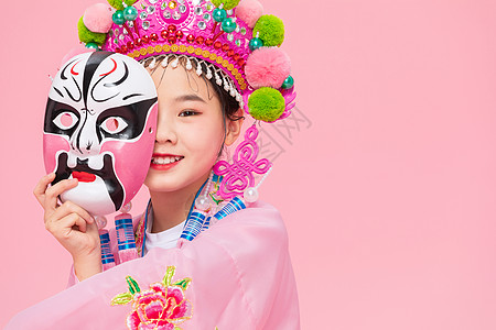 国潮女孩国潮儿童戏剧戏服拿着京剧面具背景