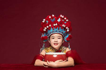 中国风潮流儿童凤冠霞帔抱着扁鼓图片