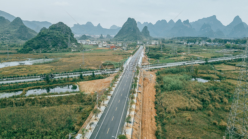 航拍高速公路山脉山桂林风光公路图片