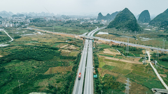 航拍高速公路山脉山桂林风光公路图片