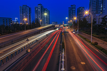 青岛胶宁高架东西快速路汽车光轨图片