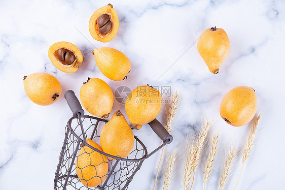 棚拍新鲜健康的水果枇杷图片