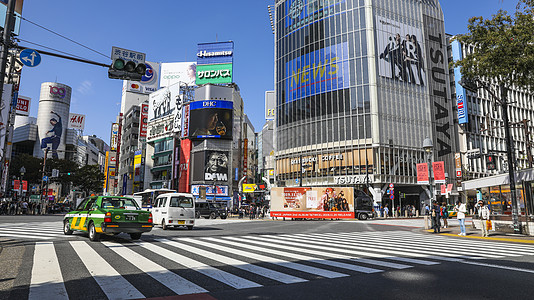 日本城市繁华的东京涉谷商业街街景背景