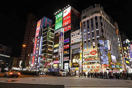东京新宿繁华商业街夜景背景图片