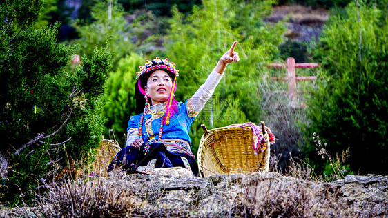 川西甲居藏寨少数民族妇女图片