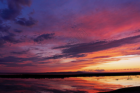 新疆海上魔鬼城湖边入夜前的童话天空图片