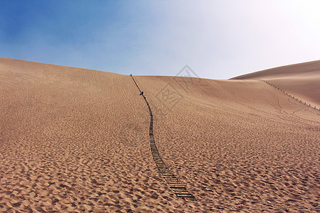 大西北敦煌鸣沙山月牙泉沙漠山脊爬梯背景图片