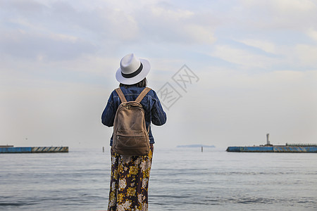 站在海边看风景的女人背影图片