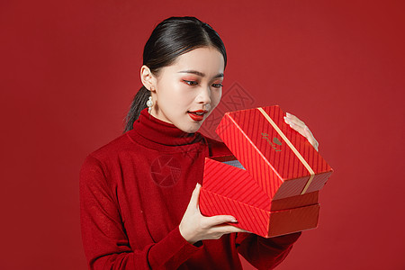 年轻美女打开礼物盒图片