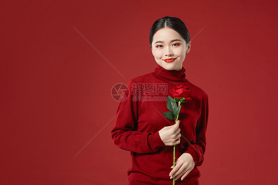 年轻时尚美女手拿玫瑰花图片