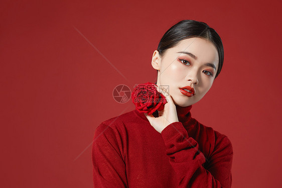 时尚美女手拿玫瑰花图片