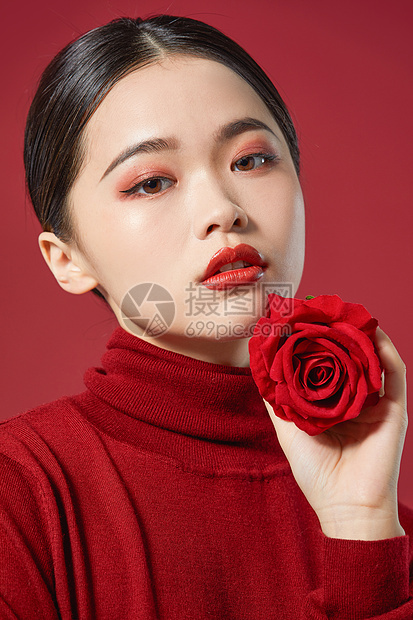 时尚美女手拿玫瑰花图片