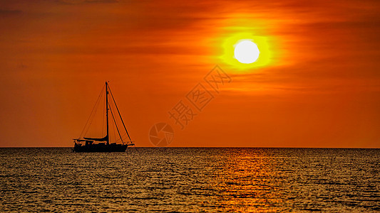 日落黄昏时海面上的帆船图片