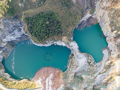 航拍湘西大山中天然湖泊背景图片