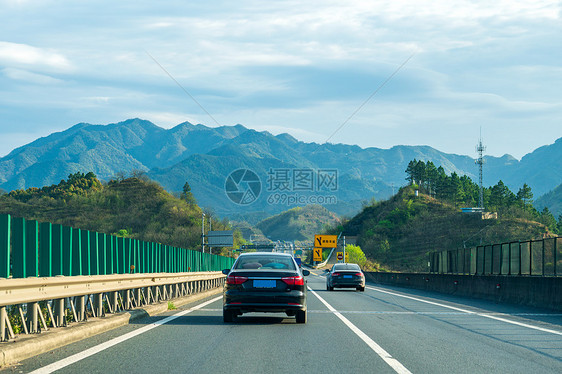 行驶在高速路上的轿车图片