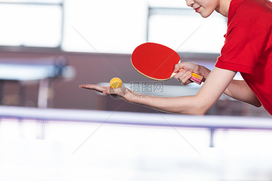 发球的女性乒乓球运动员图片