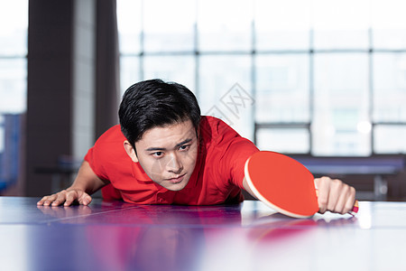 接球的乒乓球运动员背景图片