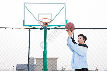 青年男性户外打篮球图片