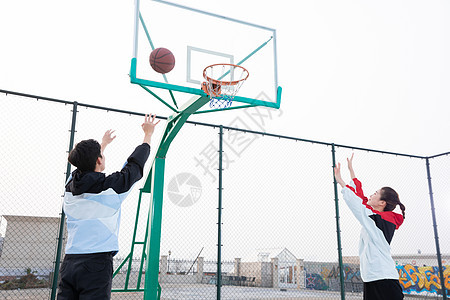 情侣户外打篮球投篮图片