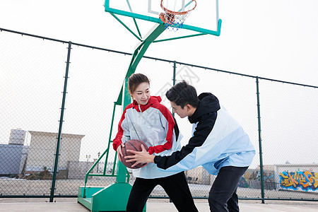 情侣户外打篮球图片