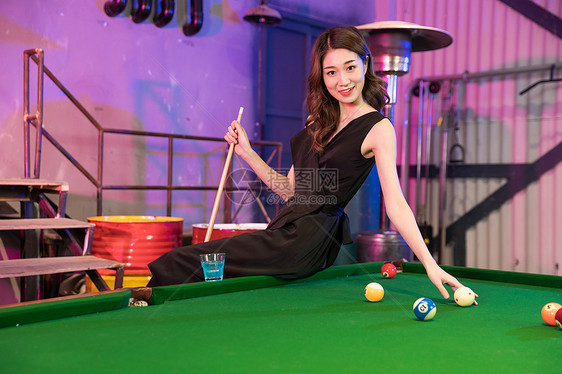打桌球的青年女性图片