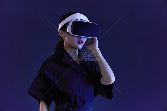 年轻女性VR眼镜科技图片