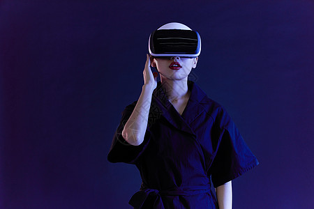 科技世界年轻女性VR眼镜科技背景