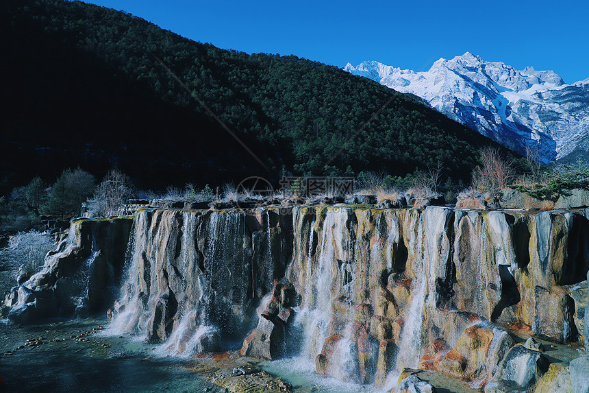 白天玉龙雪山蓝月谷自然风景图片